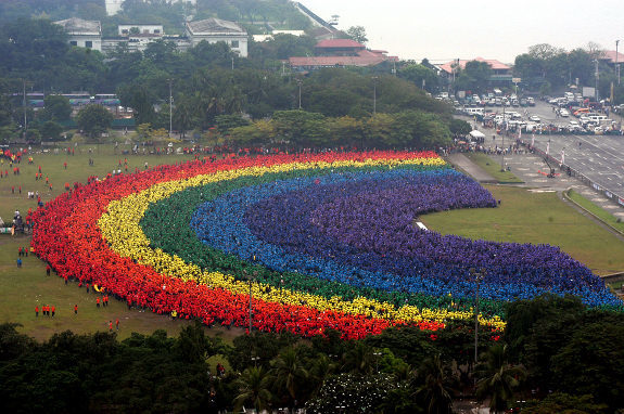 Menselijke Regenboog bestaande uit 31000 deelnemers