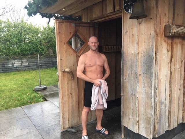 Ivo van der Heijden bij de ingang van de sauna