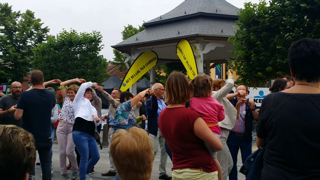 Stad Peer in België behaalt het Wereldrecord: Volksdansen in Paren