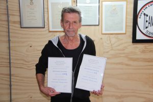 Arnold Keller met de certificaten van de door hem zojuist behaalde Wereldrecords